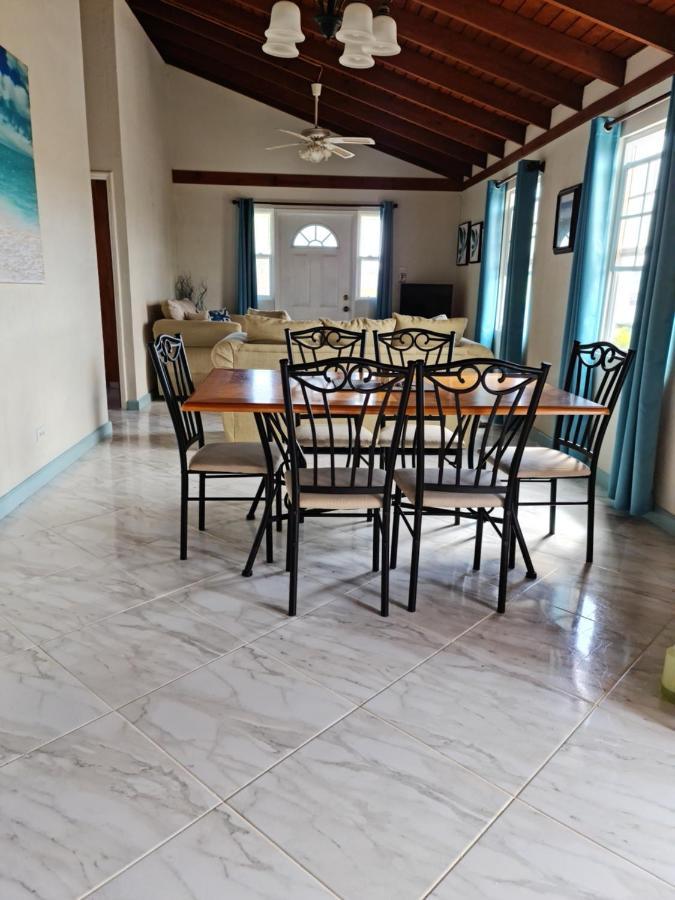 Breezy Apts Saint Philip Esterno foto