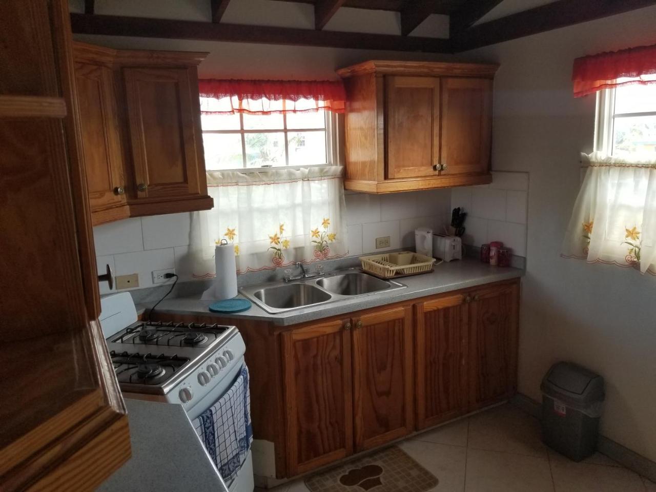 Breezy Apts Saint Philip Esterno foto