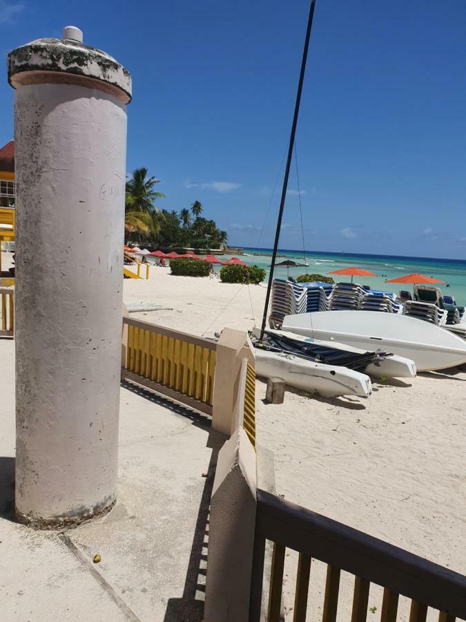 Breezy Apts Saint Philip Esterno foto